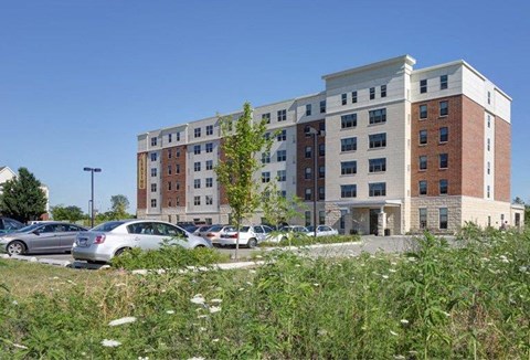 a large building with cars parked in front of it