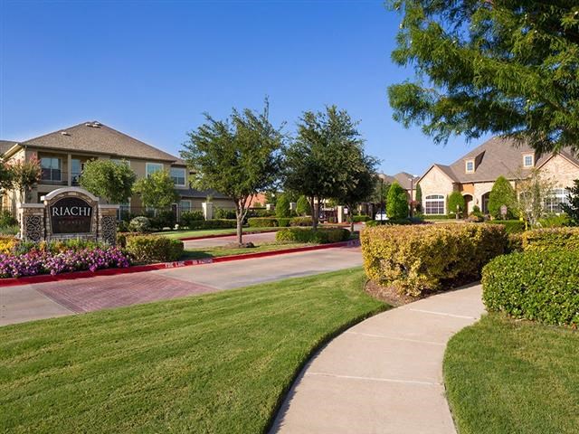 Walking Path at Riachi at One21, Texas