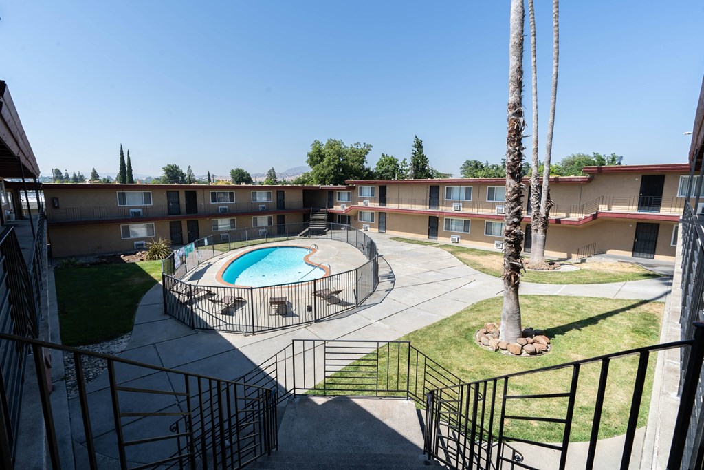 a view of the pool and hot tub at the whispering winds apartments in pearland, tx