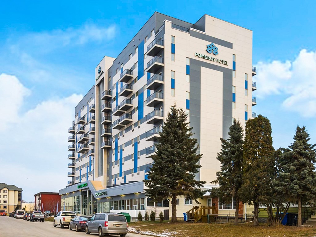 a large building with cars parked in front of it