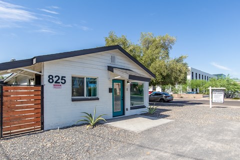 A small white building with the number 825 on it.