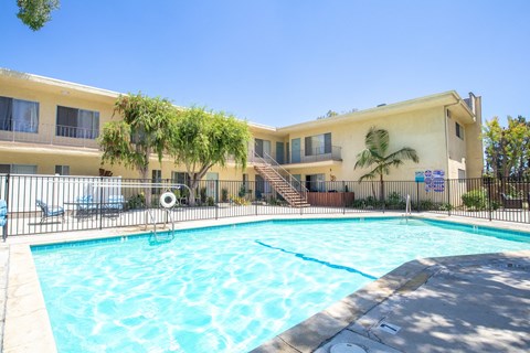 the swimming pool apartments in granada hills ca 