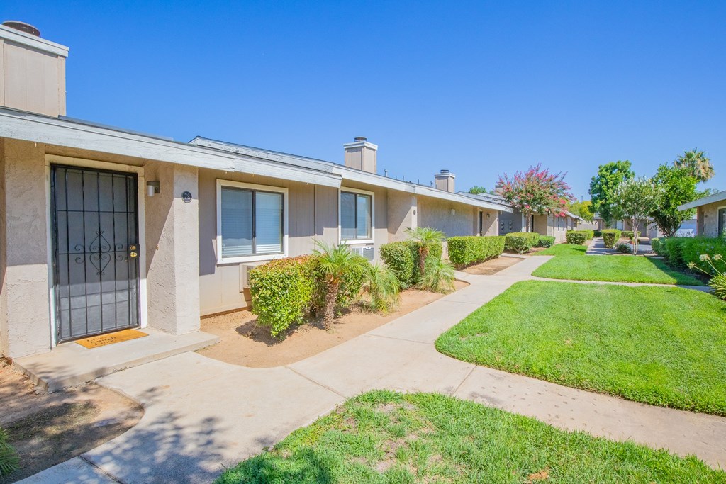 the preserve at ballantyne commons apartments courtyard and exterior