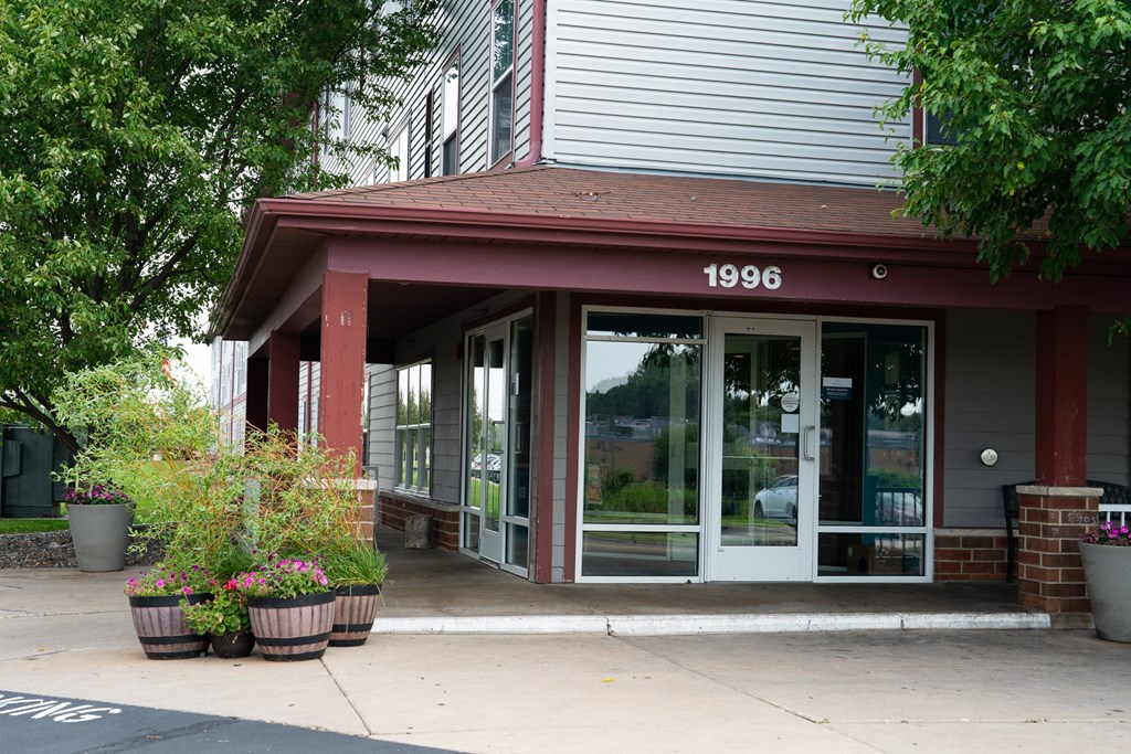 A building with the number 1996 on it.