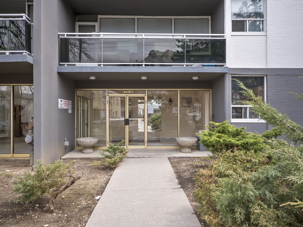 a view of the front of the building