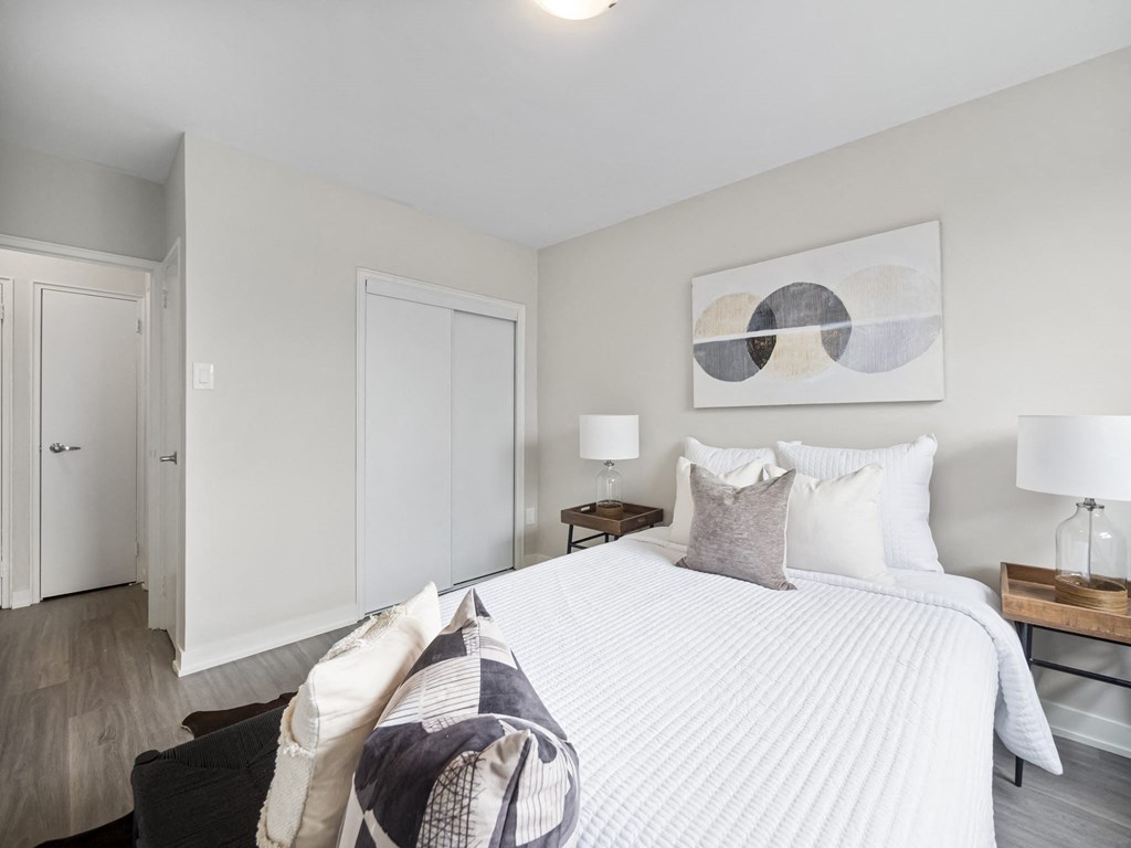 a bedroom with a large bed and two night stands with lamps