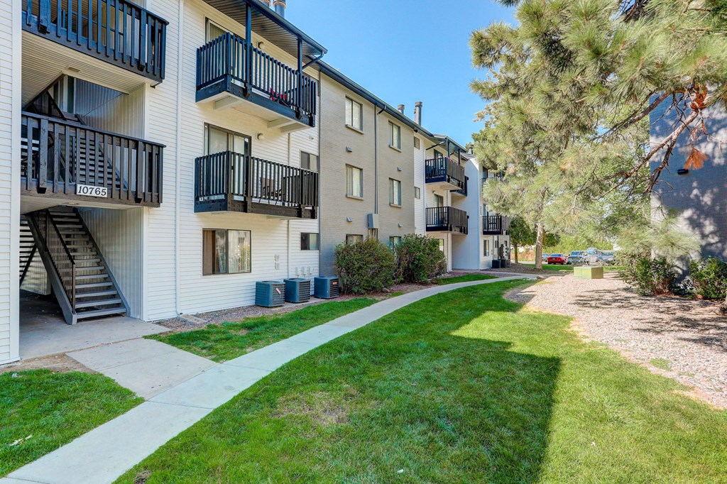 the preserve at ballantyne commons apartments walkway and grass