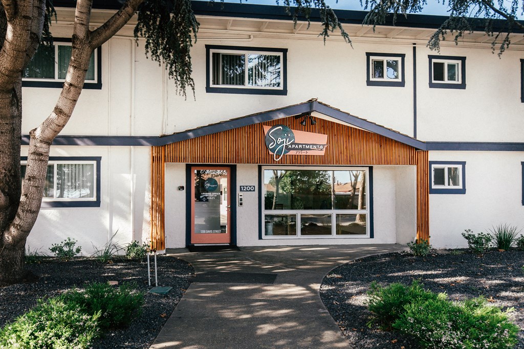 a view of the front of the building