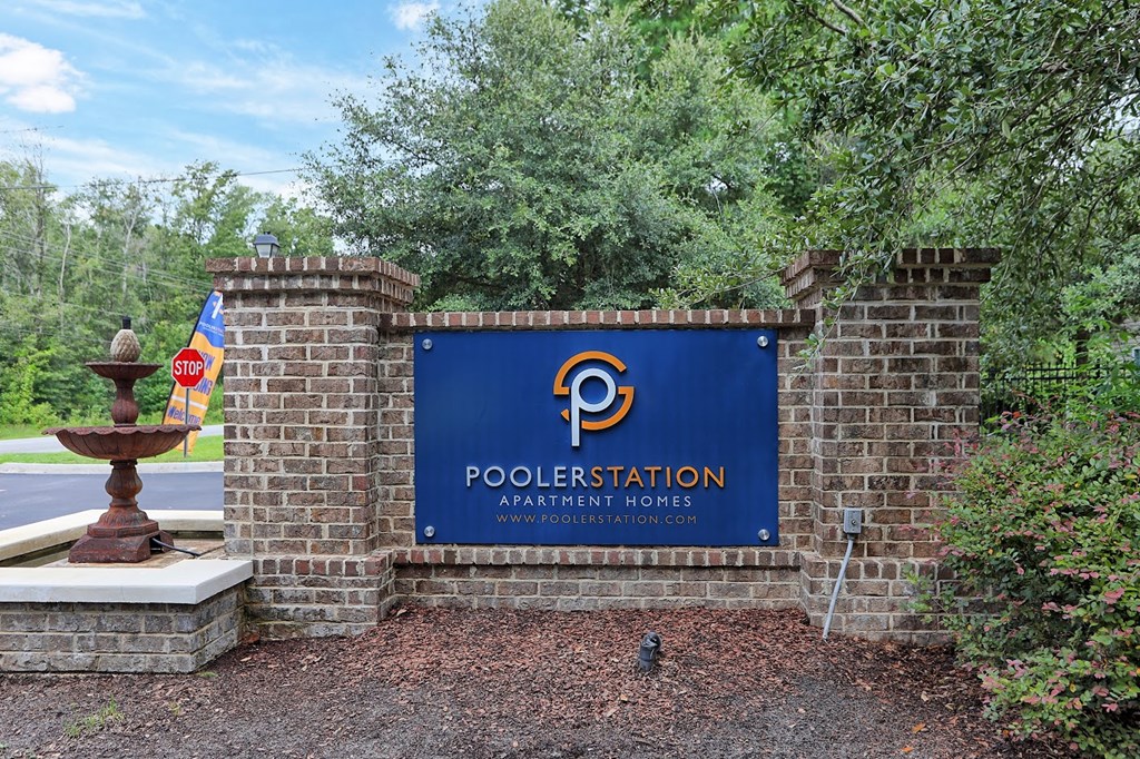 a sign at the entrance to the pooleton apartments