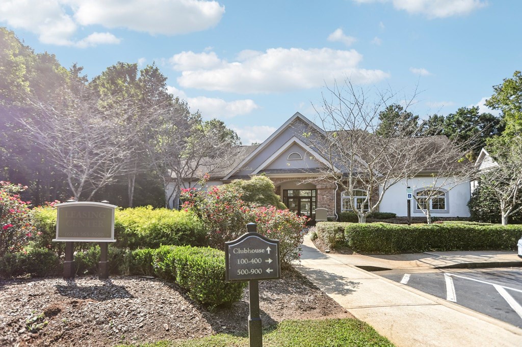 A sign in front of a building that says Clubhouse.