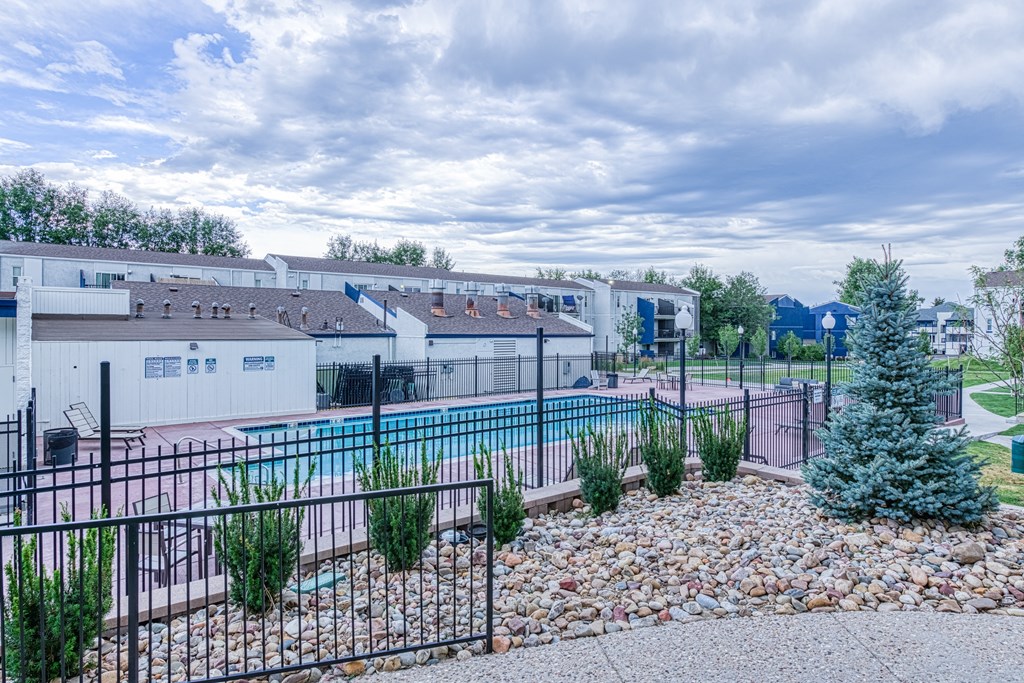 the preserve at ballantyne commons apartment community pool and building