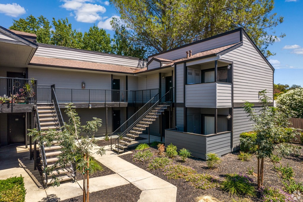 exterior view at the whispering winds apartments in pearland, tx