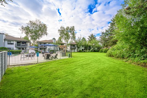 additional photo for property listing at chic digs with room to stretch out in the village 22 car