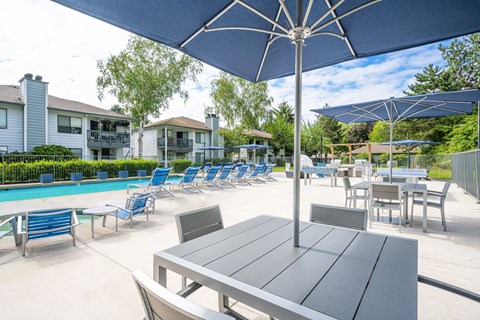 the reserve at bucklin hill leasing office patio with tables and chairs and umbrellas