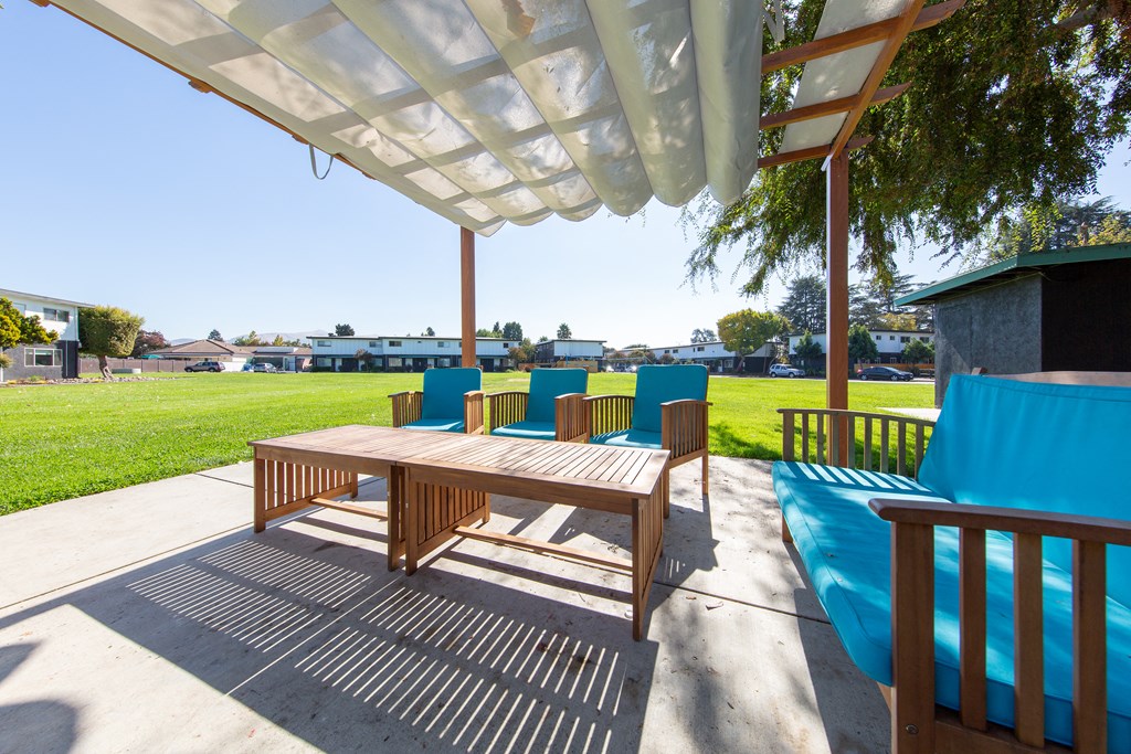 additional photo for property listing at chic digs with room to stretch out in the village 22 car