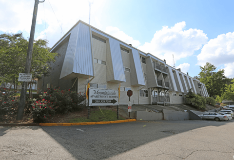 A building with a sign that says Mountainview Apartment Homes.