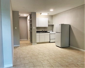 612 Gertrude Avenue Studio Apartment for Rent - Photo Gallery 4