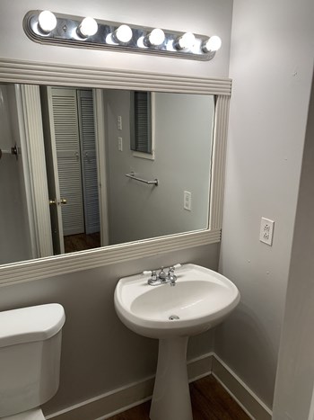 612 Gertrude Avenue Studio Apartment for Rent - Photo Gallery 3