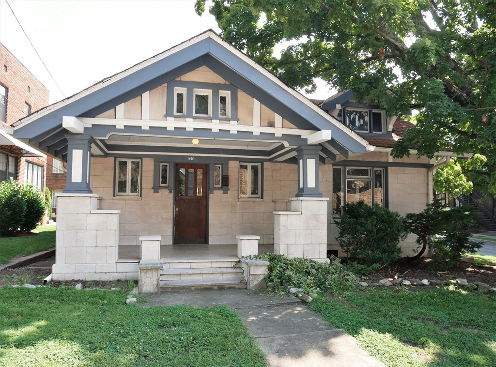the front of the house has been remodeled to look like a bungalow