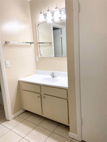 1505 Greenbrier Ridge Way 1-3 Beds Apartment for Rent - Photo Gallery 2