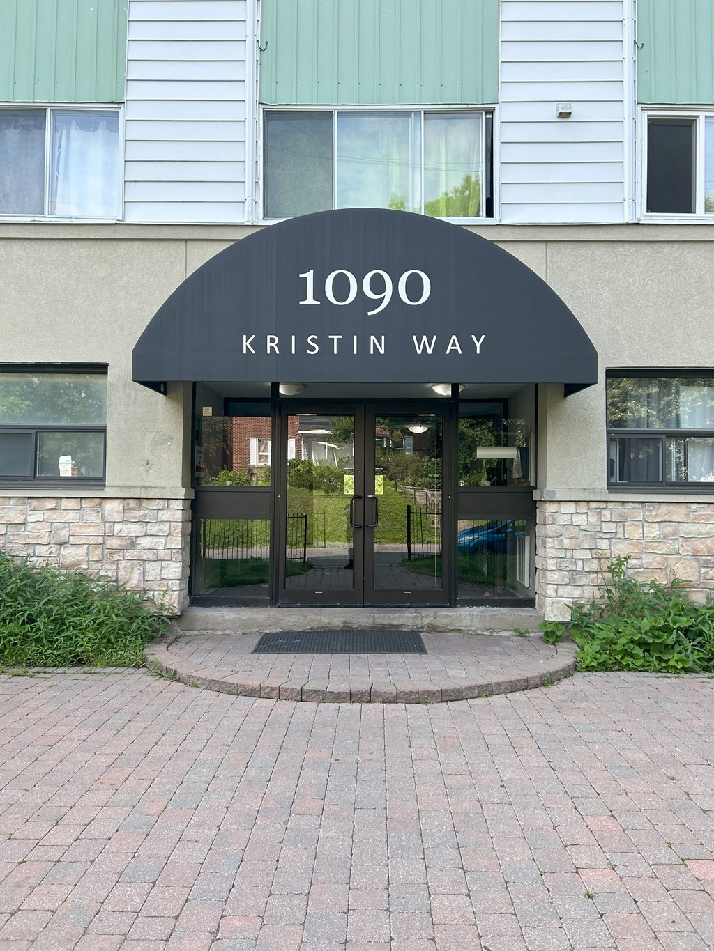 the entrance to the kristin way building