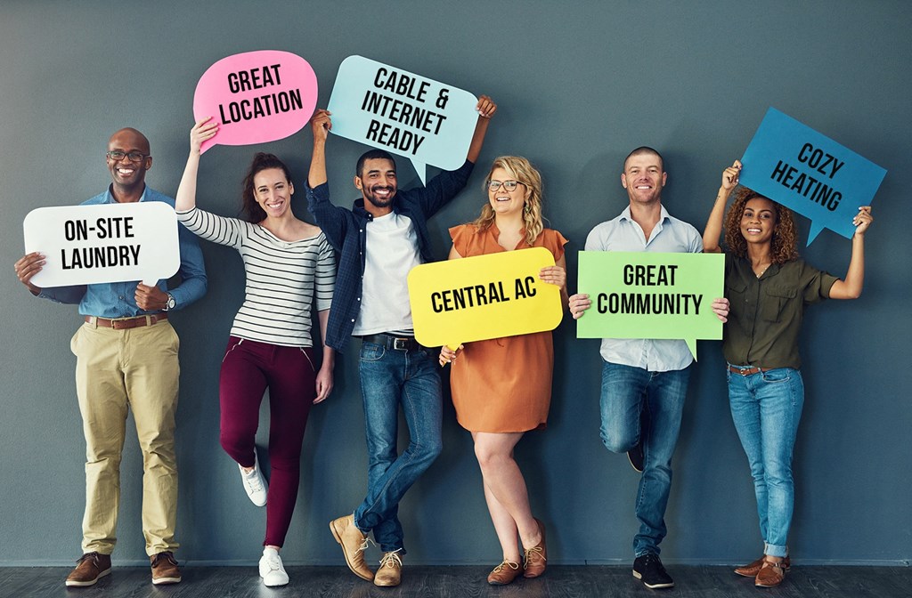 a group of people holding signs that say great community