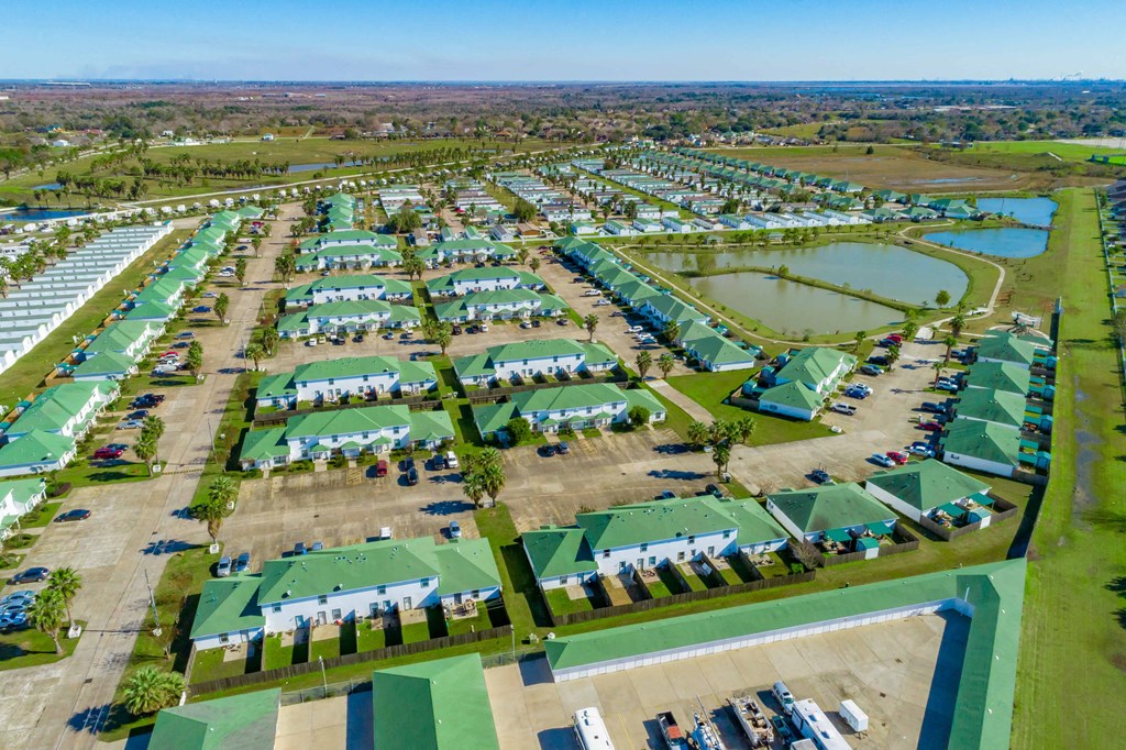 Community aerial view of townhomes and lake