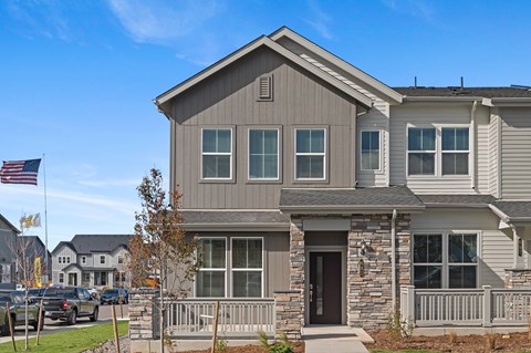 A house with a gray facade and a flag on the left side.