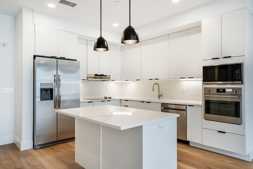 1BR APT - BEAUTIFUL KITCHEN WITH SS/APPLIANCES