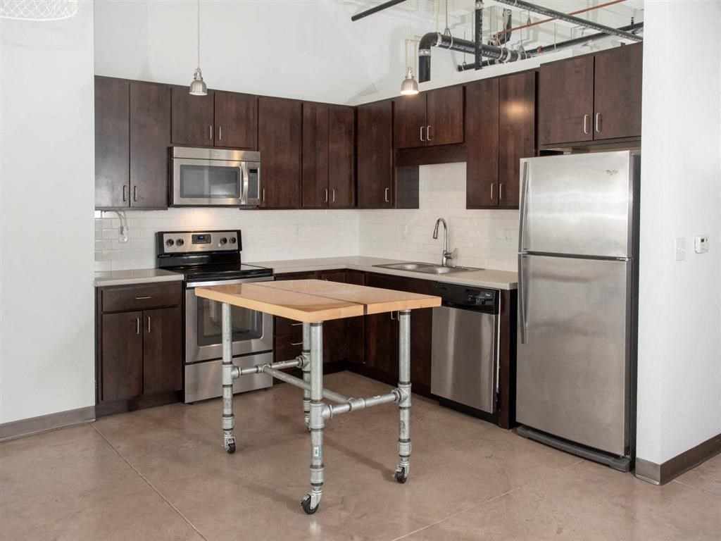 corner kitchen with movable island