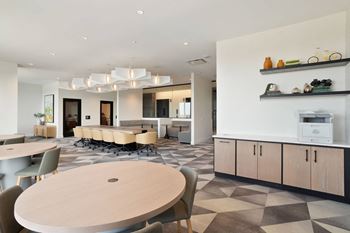 a communal area with tables and chairs at Platform 4611, Illinois, 60640