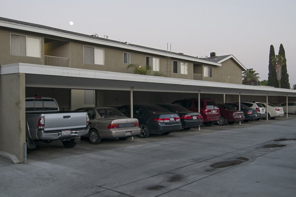a row of cars parked in front of a building