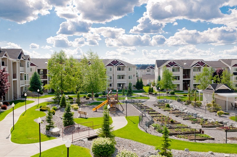 a view of the courtyard at the west end lodge apartments in beaumont, tx