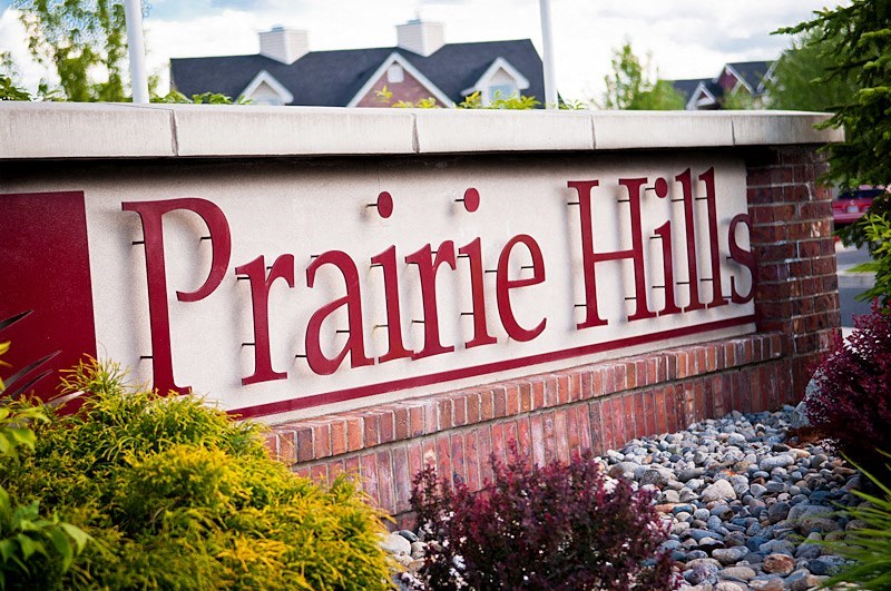 a red and white sign that says prairie hills