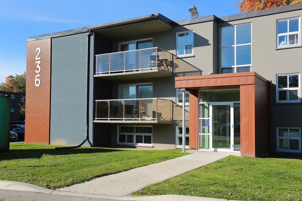 a view of the front of the building