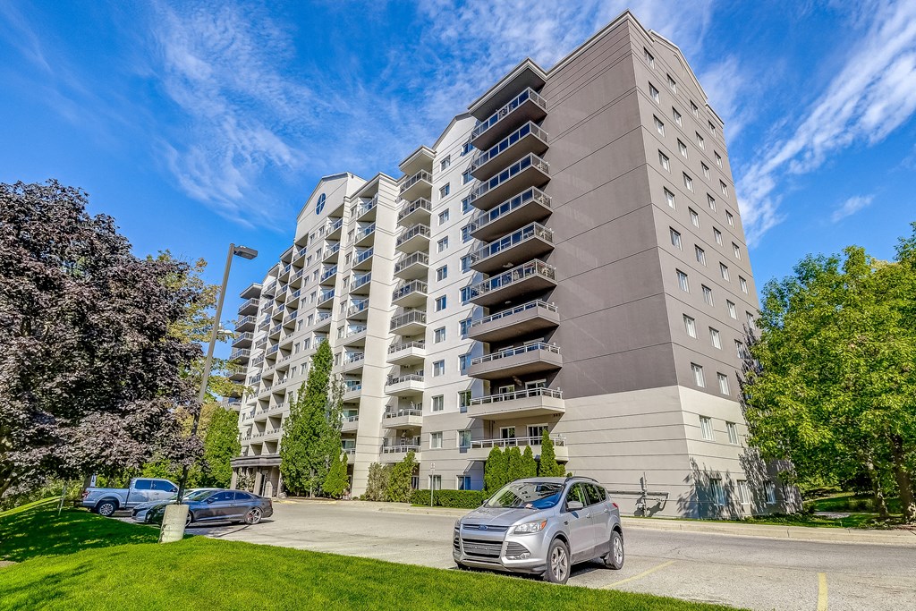 a large apartment building with cars parked in front of it