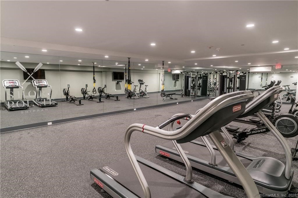 the gym at the monarch luxury apartments in des plaines