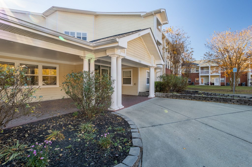 accommodation type at the whispering winds apartments in pearland, tx