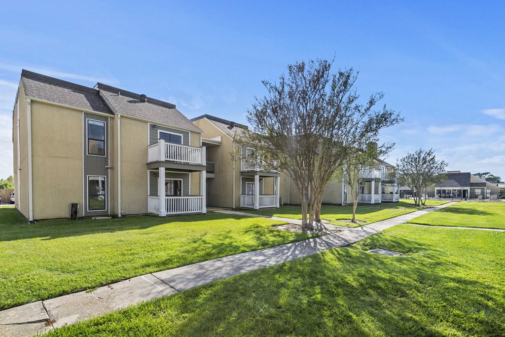the preserve at ballantyne commons exterior of apartments with grass