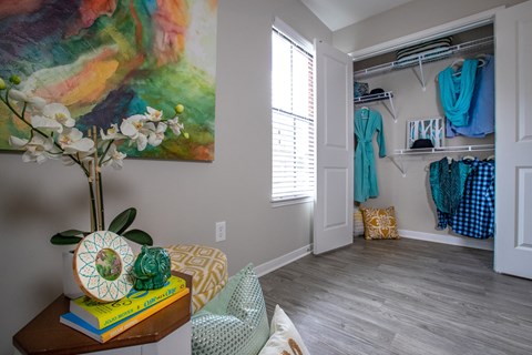 bedrooms with walk in closet at the district flats apartments in lenexa