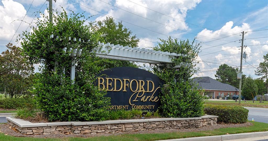 a sign on the side of the road at Bedford Parke Apartments, Warner Robins, GA