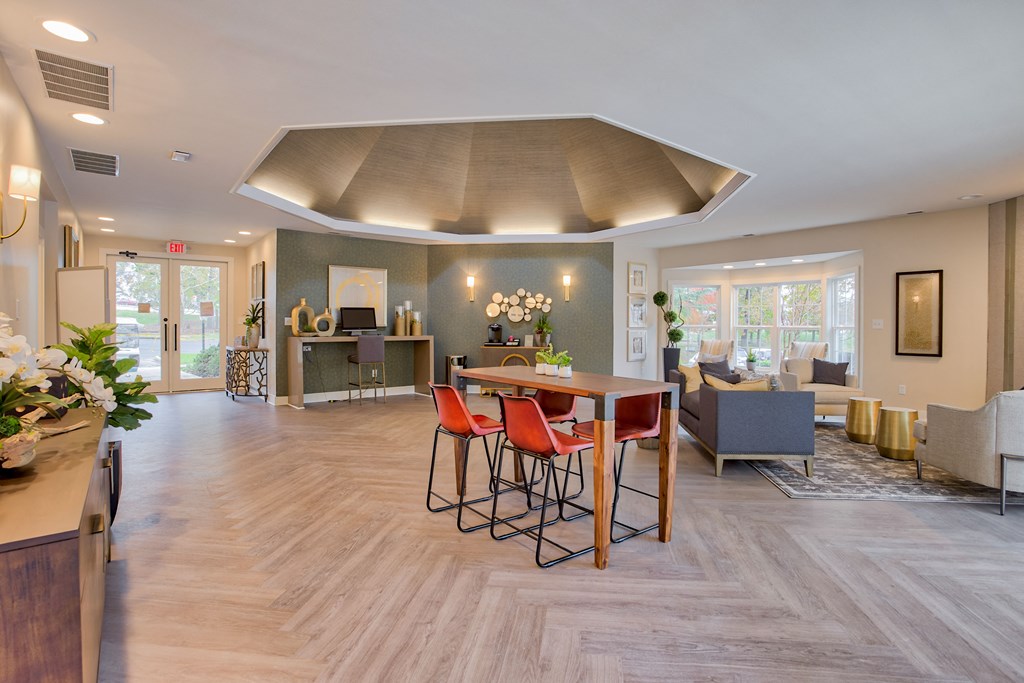 a resident clubhouse with a table with four chairs and a couch in the background at Hunters Chase Apartments, Midlothia