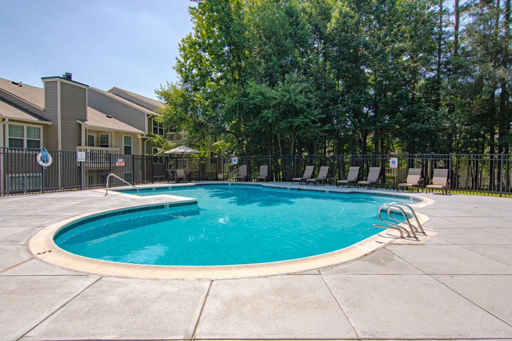 a swimming pool at Hunters Chase Apartments, Virginia