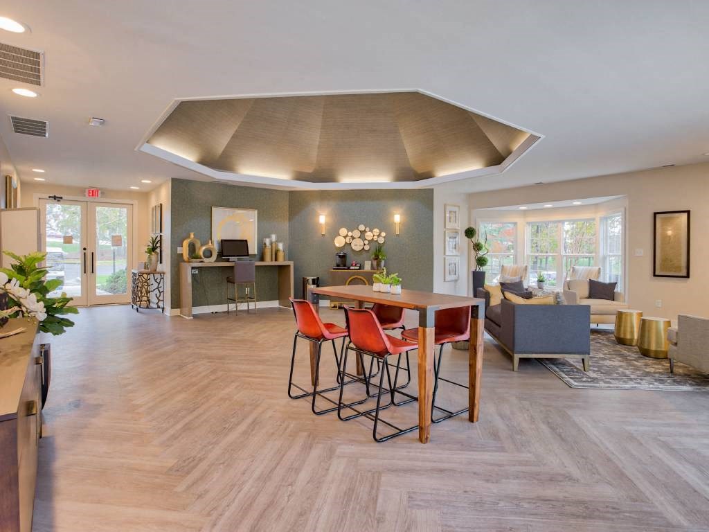 a resident clubhouse with a table with four chairs and a couch in the background at Hunters Chase Apartments, Midlothia