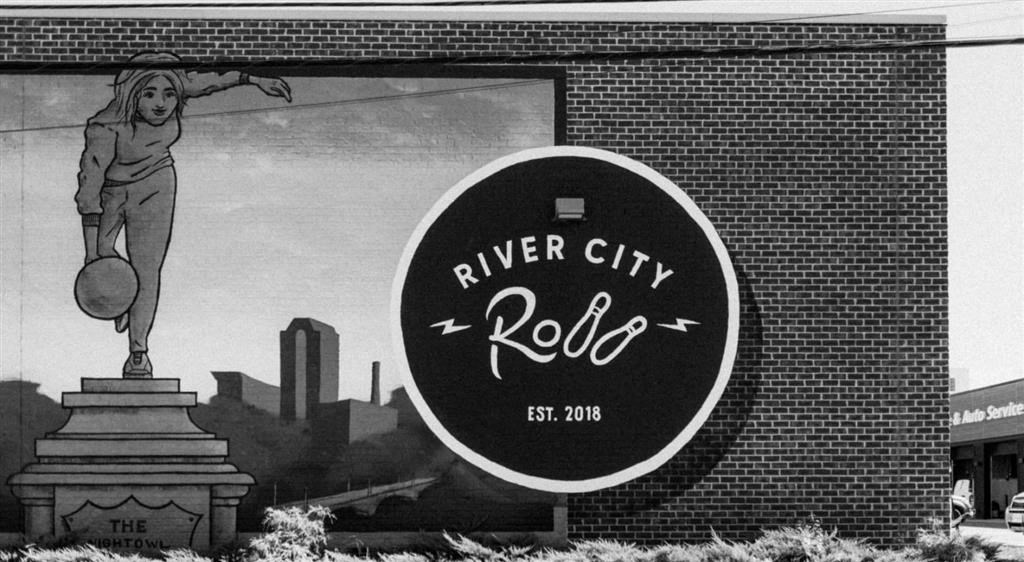 a sign on the side of a building that says river city rodeo