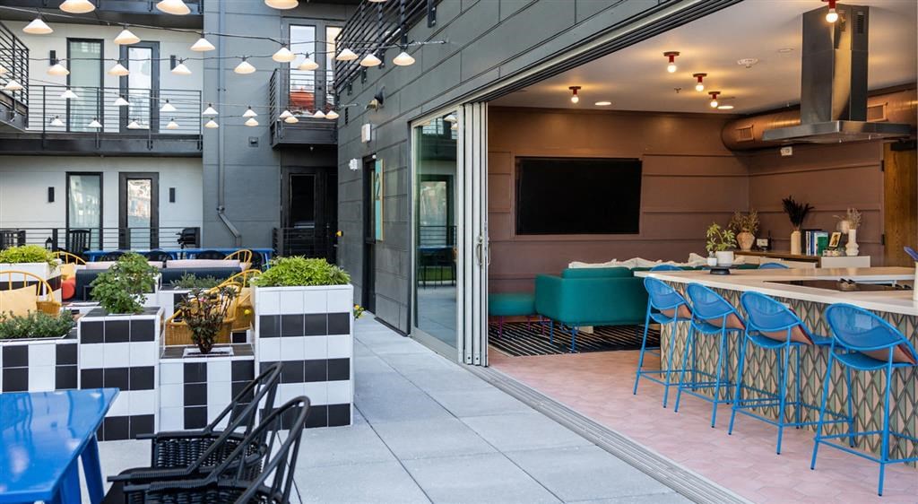 a restaurant or other place to eat at ibis bristol temple meads