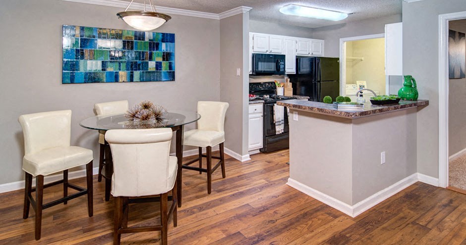 A kitchen with a dining table and chairs A kitchen with a dining table and chairs at Huntington Chase Apartments, Georgia 31088