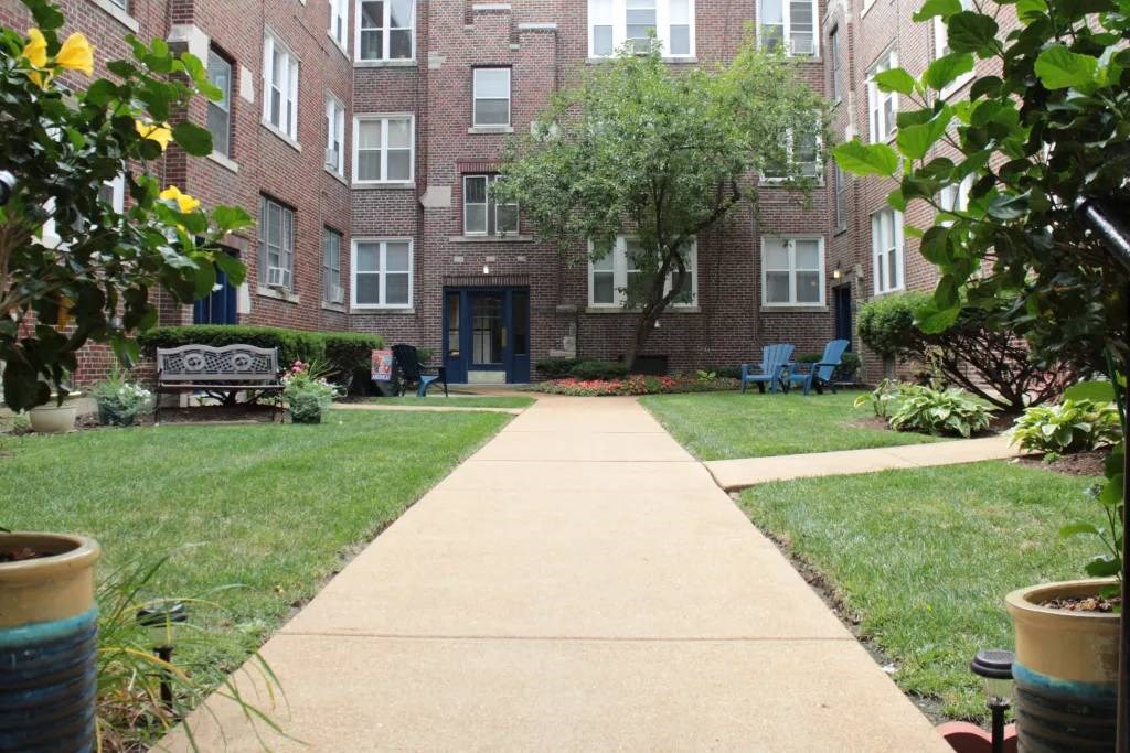 a walkway in front of an apartment building