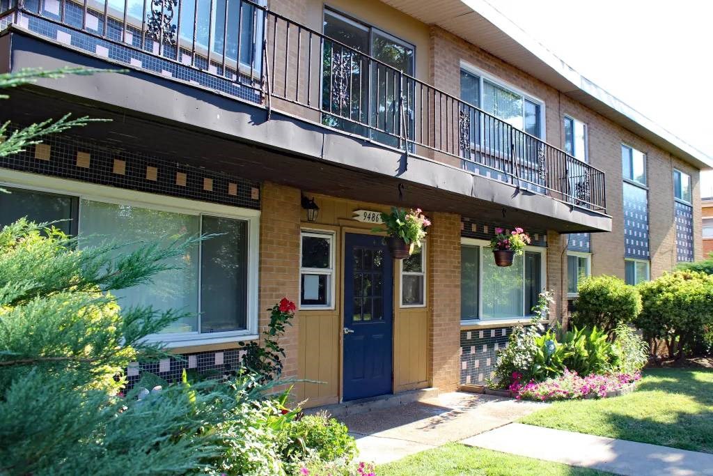 a building with a blue door and a balcony