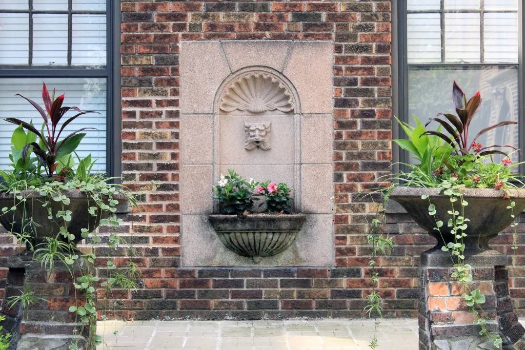 a wall with a statue of a cat on it